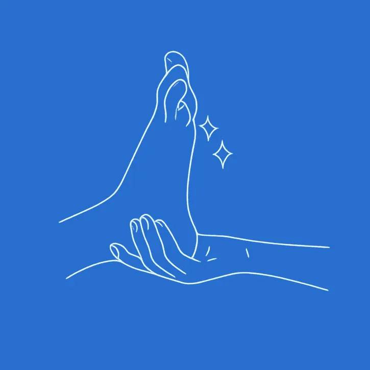 پودولوژی چیست؟-دست در حال مراقبت از پا با درخشش و زمینه آبی، نماد پودولوژی و اهمیت مراقبت از پاها در سلامت.